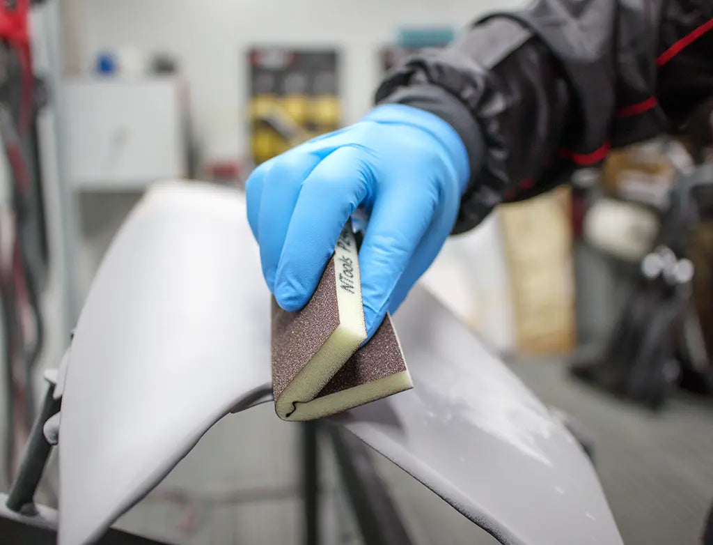 Éponge abrasive double face ultra-flexible pour zones difficiles - ProFinish Distribution