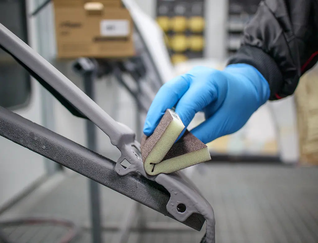 Éponge abrasive double face ultra-flexible pour zones difficiles - ProFinish Distribution