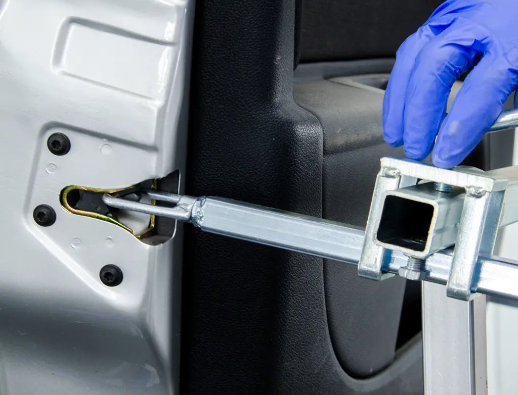 Support pour peindre les portes de voiture sans retirer la sellerie - ProFinish Distribution